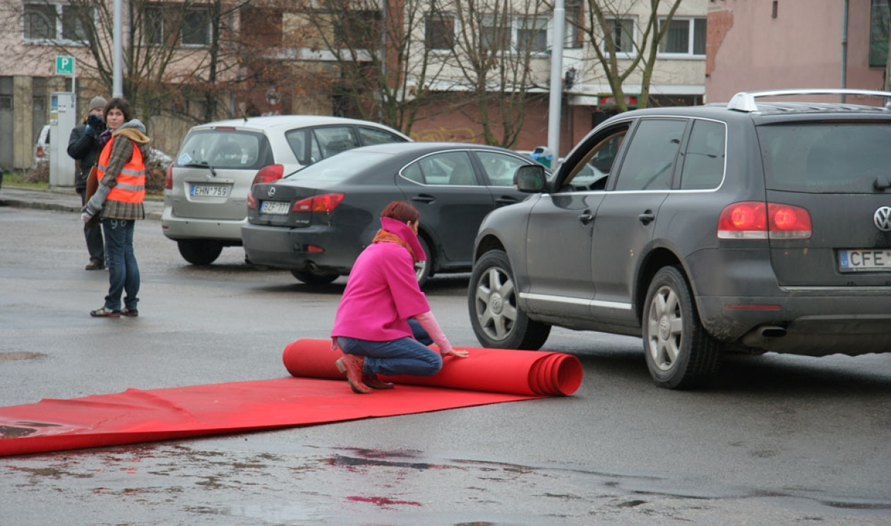 05 rolling carpet across the street kl