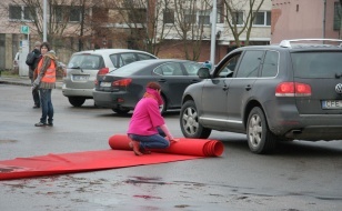 05 rolling carpet across the street kl