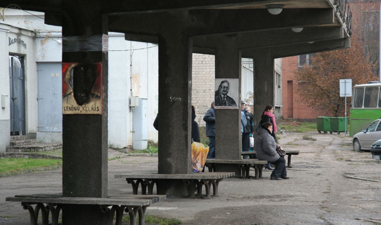 06 man puts political drawings kl