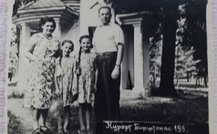Birstone 1953 su tevais ir seserimi